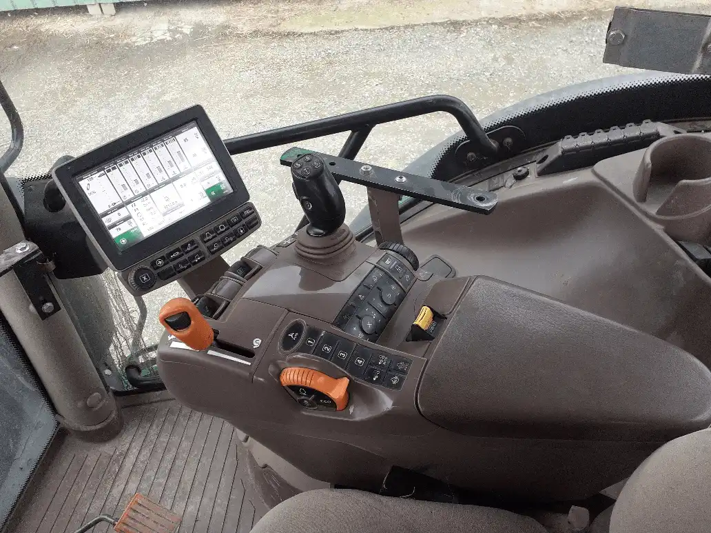 Photo JOHN DEERE 6120R